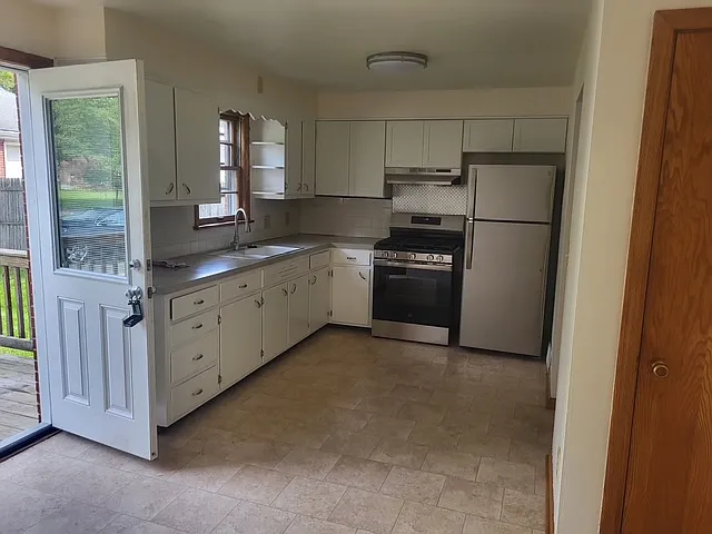 3 bed, 1.5 bath, $1,400 — Photo 3