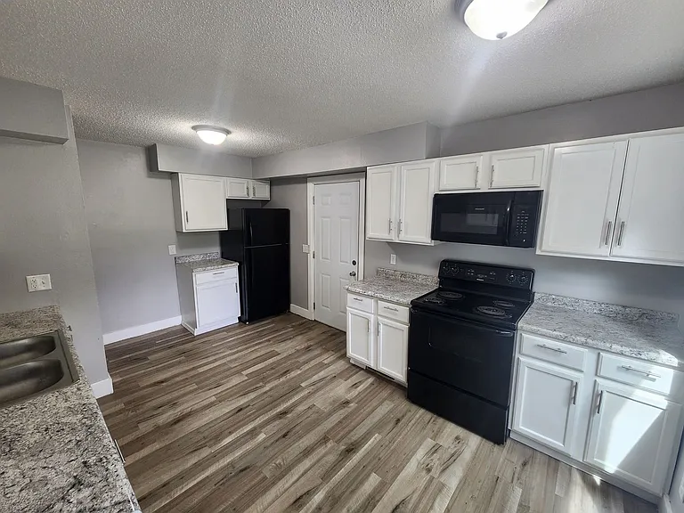 621 W 15th St — Photo 10