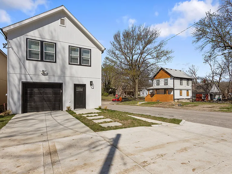 2027 Agnes Ave — Photo 32