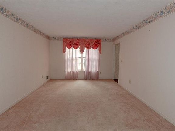 4th image of 4525 Brandon Dr