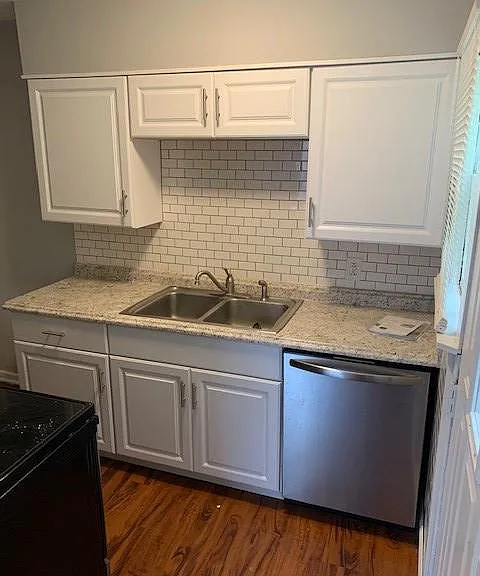 723 Clarendon Pl — Photo 2