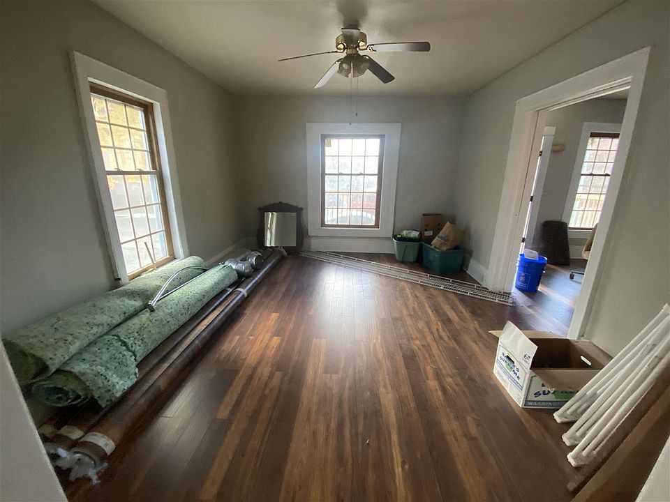 2nd image of 814 School Pl