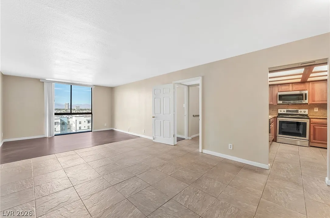 3 bed, 2.0 bath, 1647 sqft, $2,599 — Photo 2