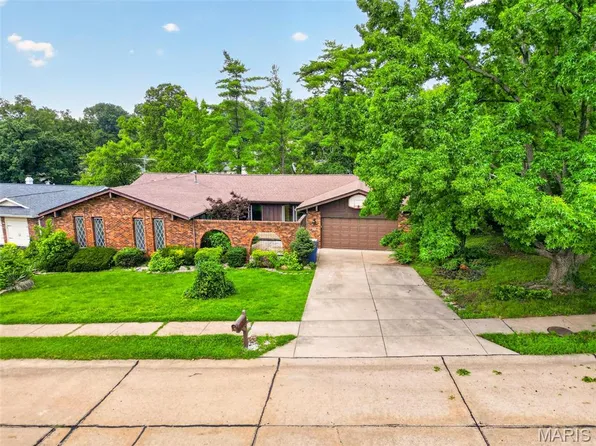 513 Glan Tai Dr, Ballwin, MO 63011