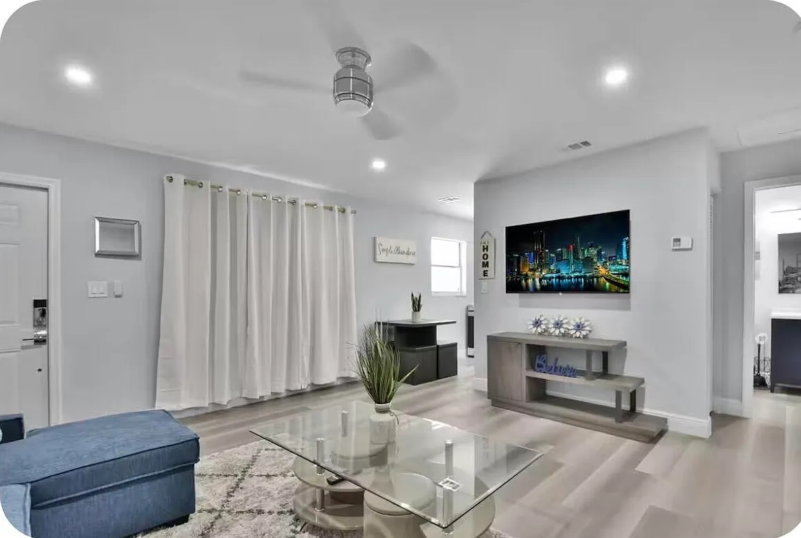 2 bed, 1.0 bath, 3047 sqft, $2,000 — Photo 3