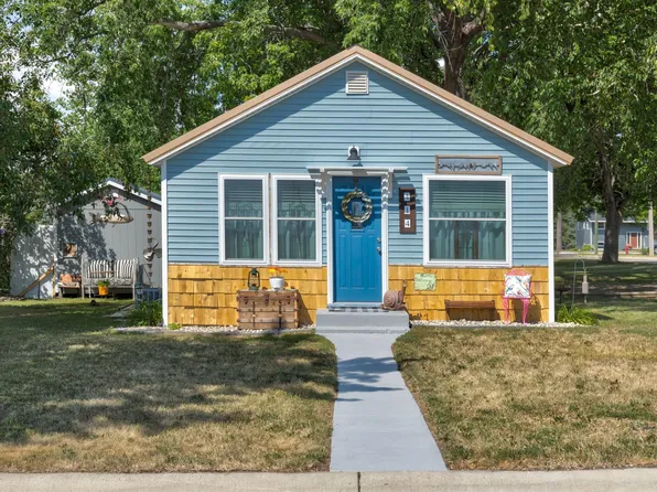 414 1st St, Dawson, MN 56232