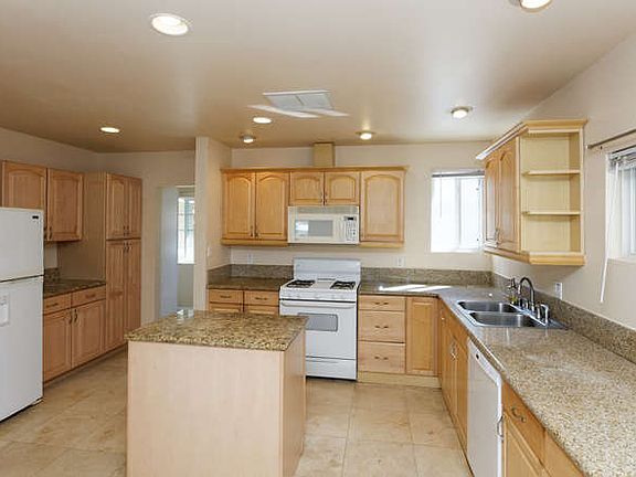 4th image of 16646 Moorpark St
