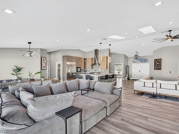 4th image of 363 E Robindale Rd