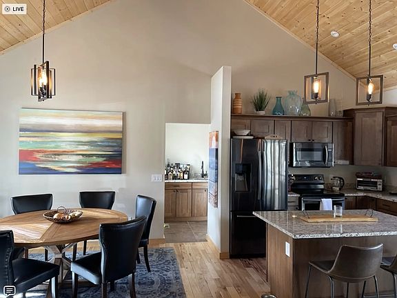 dining accommodates up to 8