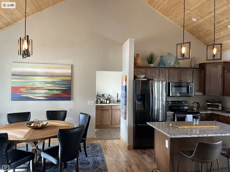 dining accommodates up to 8