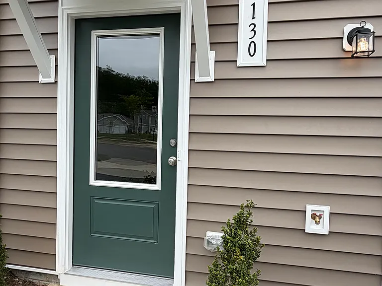 130 Saxon St — Photo 1