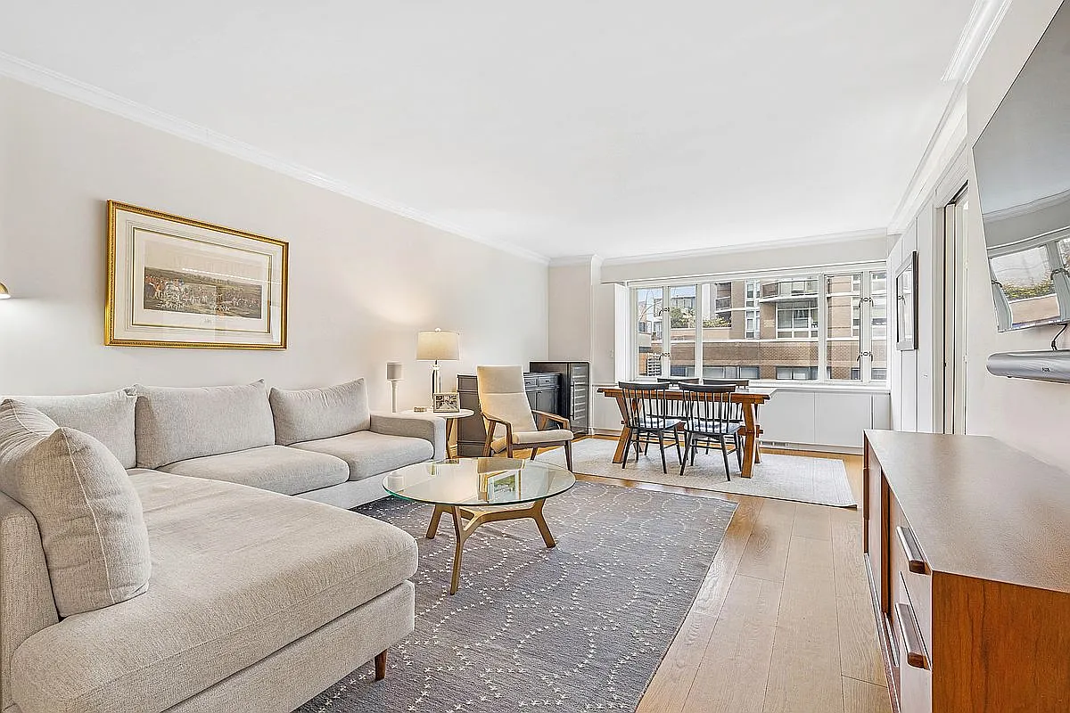 166 E 63rd St APT 4F photo 1