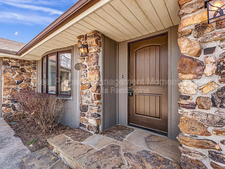 3204 N Wildan Ave — Photo 3