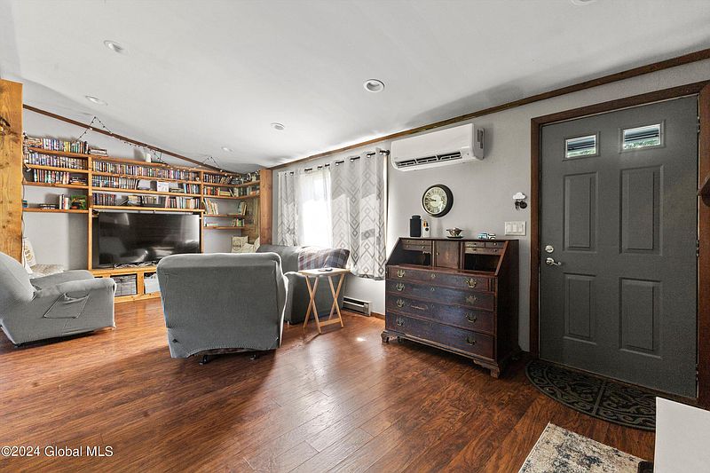 3rd image of 485 Cottrell Road