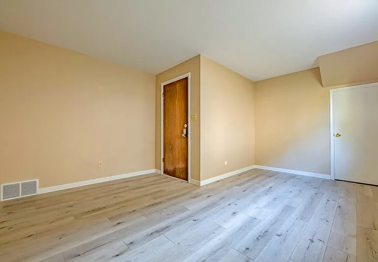 1103 E Samuel Ave — Photo 4