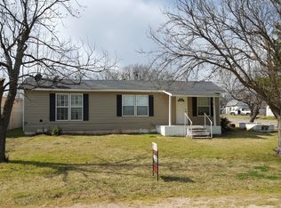 915 N Henrietta, Henrietta, TX 76365