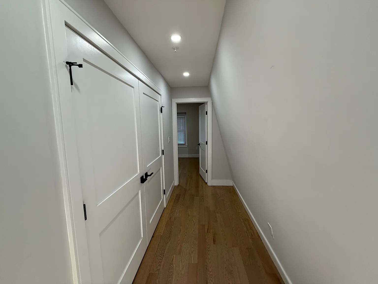 3 bed, 1075 sqft, $3,300 — Photo 4