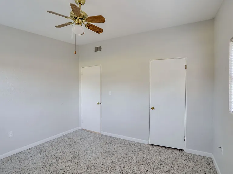 434 E Esther St — Photo 16