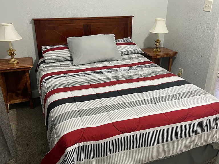Guest bedroom with a double-size bed.