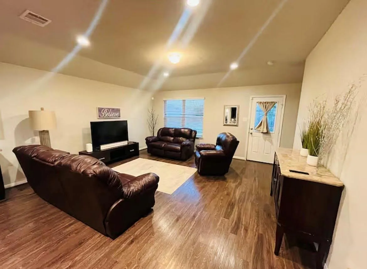 4 bed, 2.0 bath, 1836 sqft, $2,800 — Photo 2