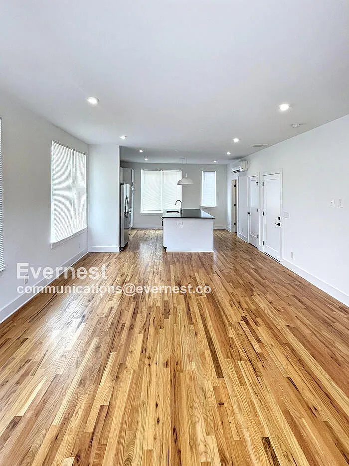 3 bed, 2.5 bath, 1703 sqft, $2,345 — Photo 4