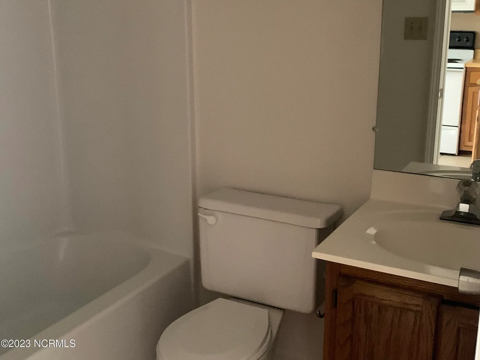 1 bed, 1.0 bath, 500 sqft, $925 — Photo 2