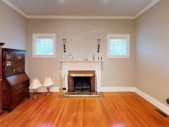 4th image of 310 W Main St