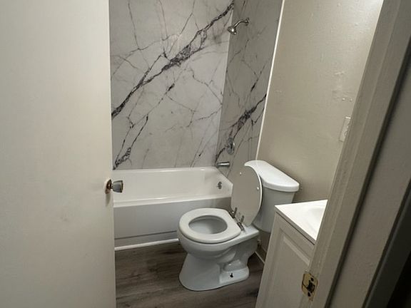 4th image of 1535 Sullivan Ave