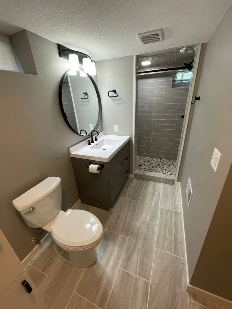 Updated, Modern, 4 Bed, 2 Bath, 3+Car Garage — Photo 3