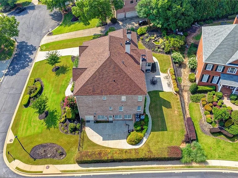 8910 Pinehurst Cv — Photo 118