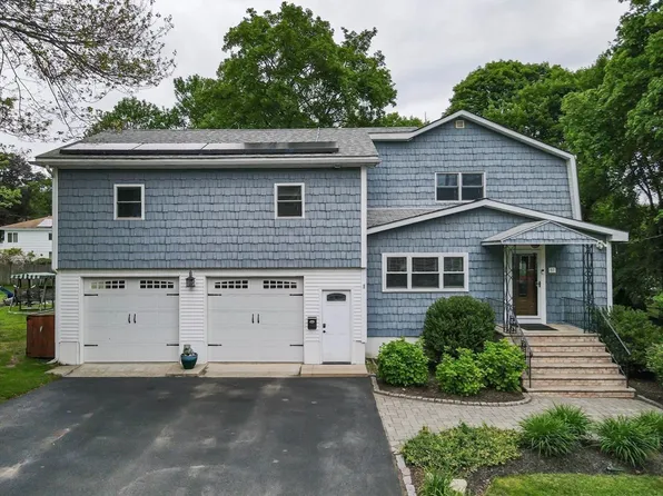 17 Longwood Dr, Methuen, MA 01844