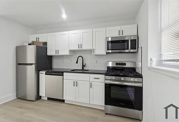 3rd image of 1328 S Hollywood St