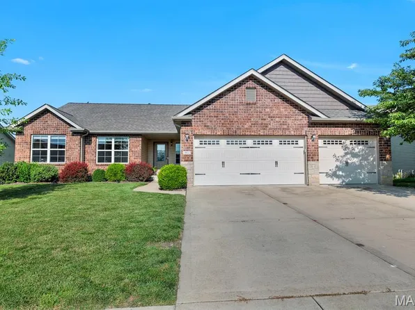 1913 Crimson Oak Dr, Maryville, IL 62062