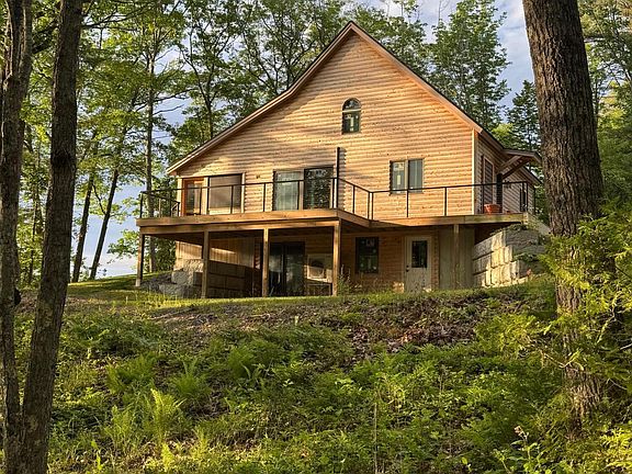 2nd image of 886 Middle Road