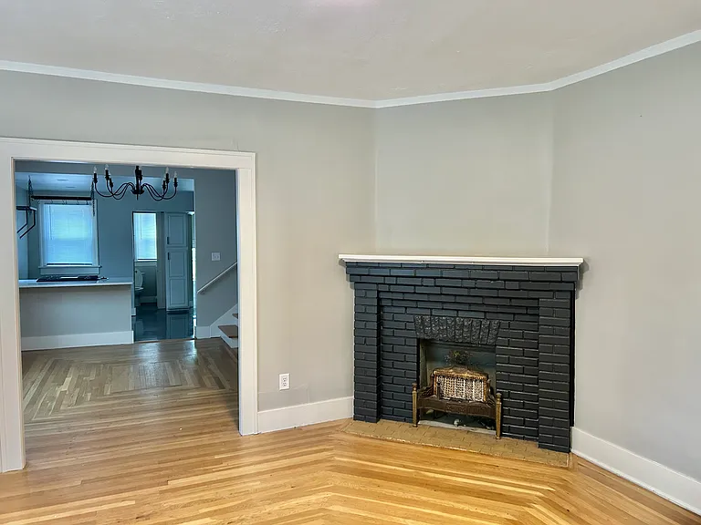1015 W Franklin Ave — Photo 6