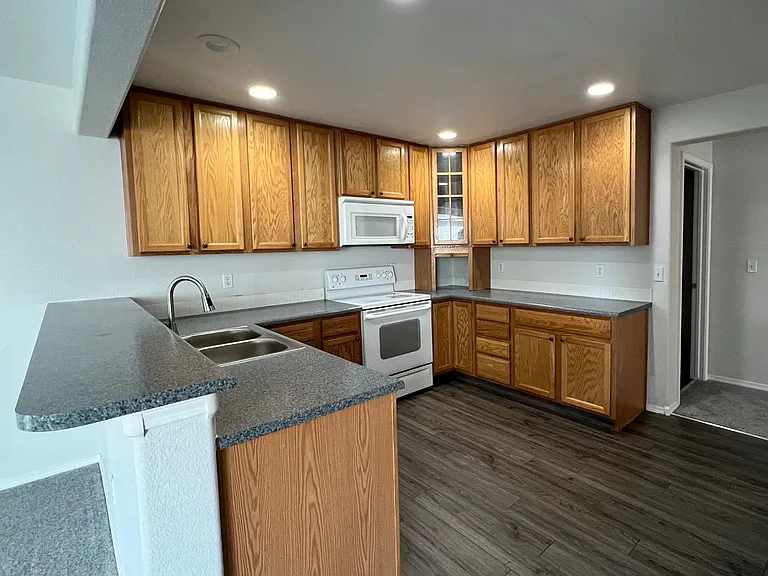 10441 Devonshire St — Photo 7