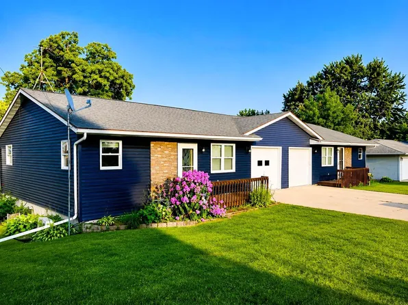 302 2nd St SW, Waukon, IA 52172