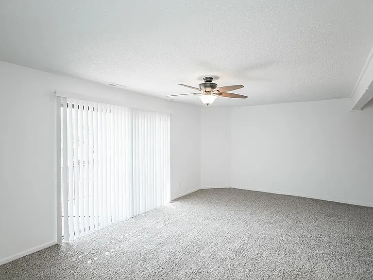 August Place Apartments — Photo 24