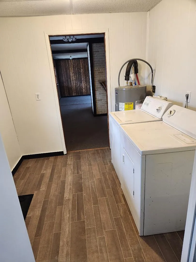 Unit Photo - 120 S Oak St
