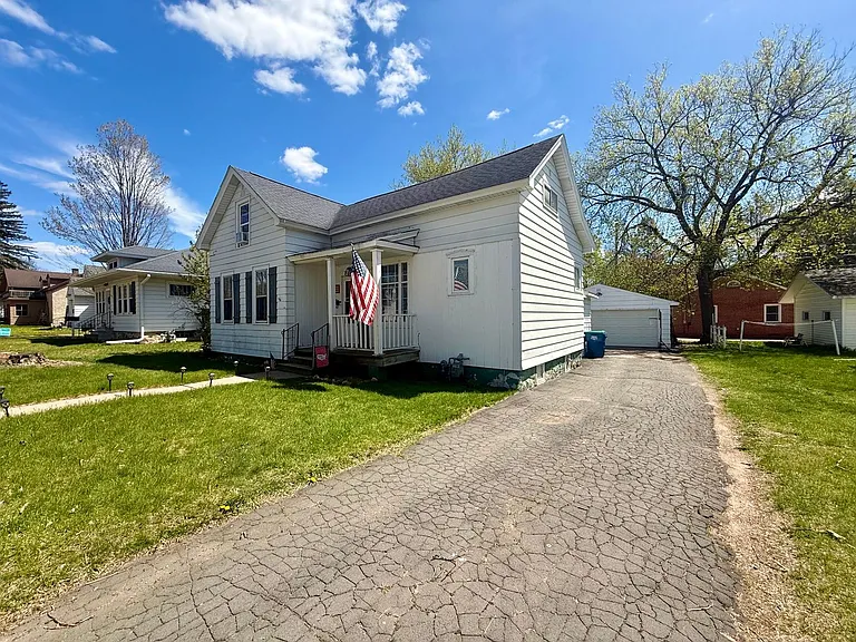 805 E Bridge St — Photo 11