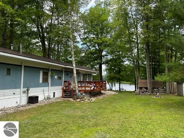 7656 Windoga Lake Dr, Weidman, MI 48893