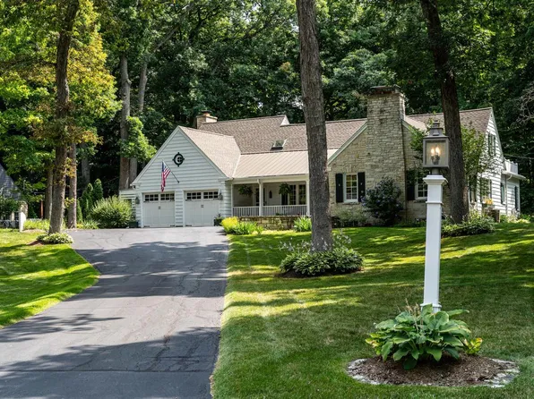 1020 Circle DRIVE, Elm Grove, WI 53122
