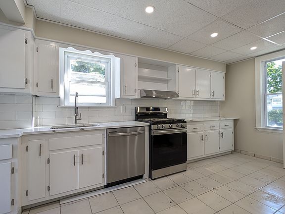 3rd image of 182 Belleville Ave #1