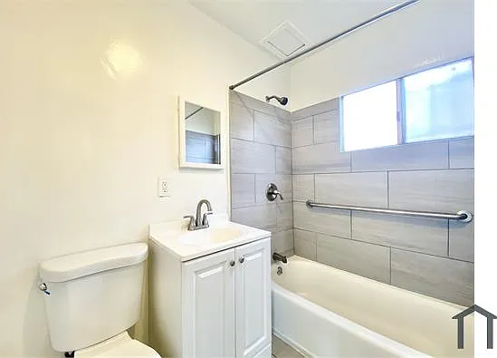 11226 S Figueroa St #1 — Photo 4