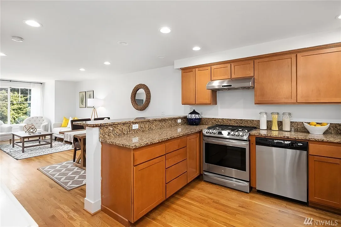 3 bed, 1232 sqft, $3,200 — Photo 2