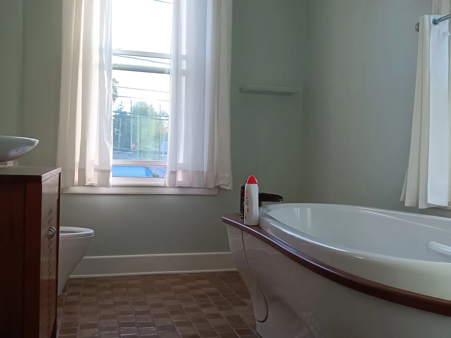 3 bed, 2700 sqft, $1,100 — Photo 2