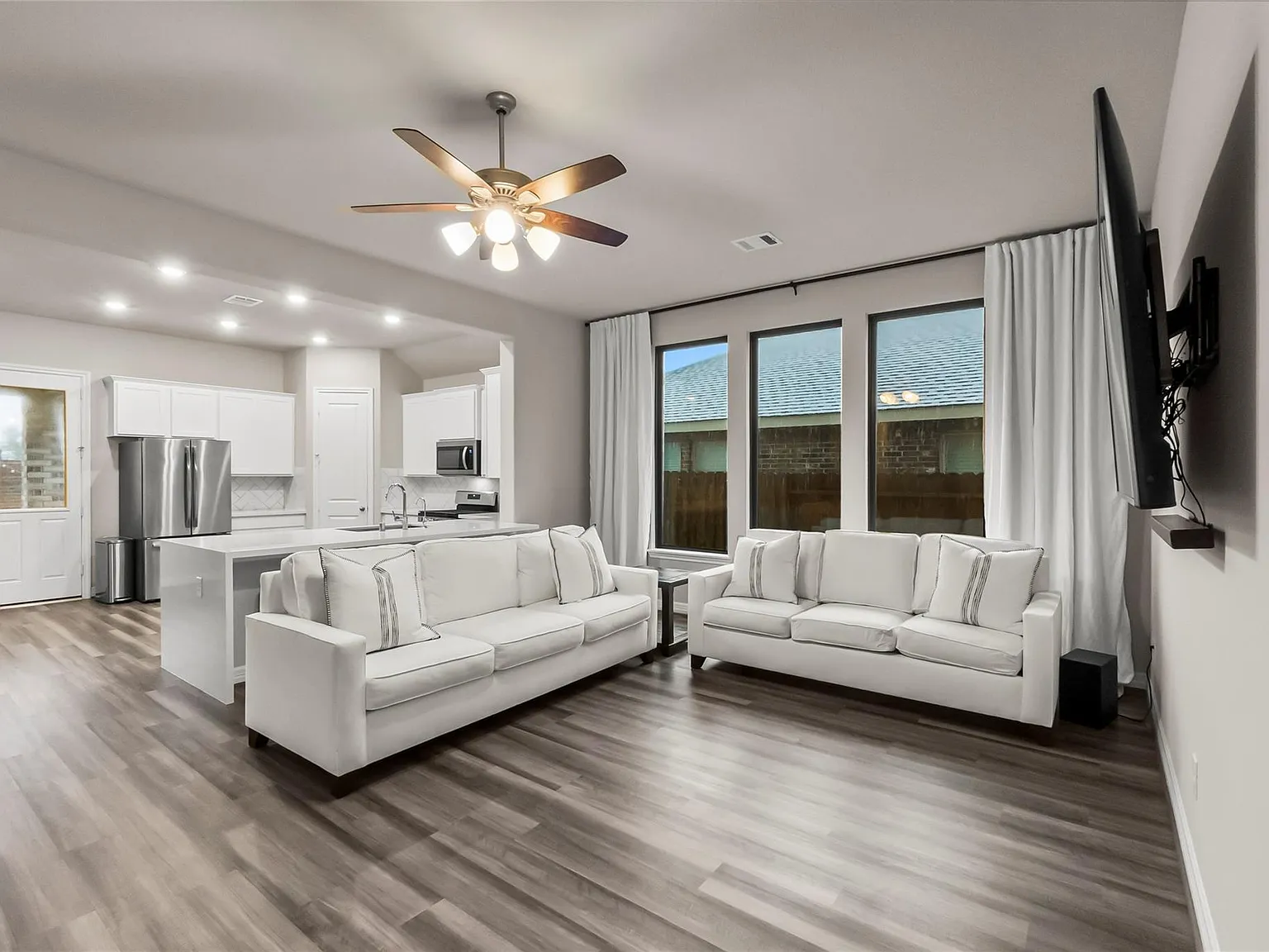 3 bed, 2.5 bath, 2098 sqft, $2,400 — Photo 4