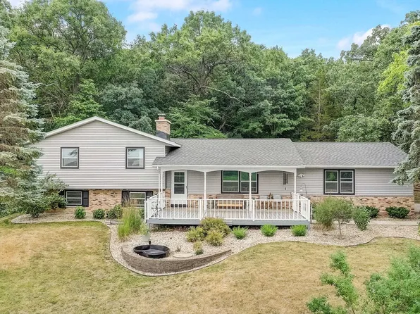 W8425 Kent Rd, Poynette, WI 53955