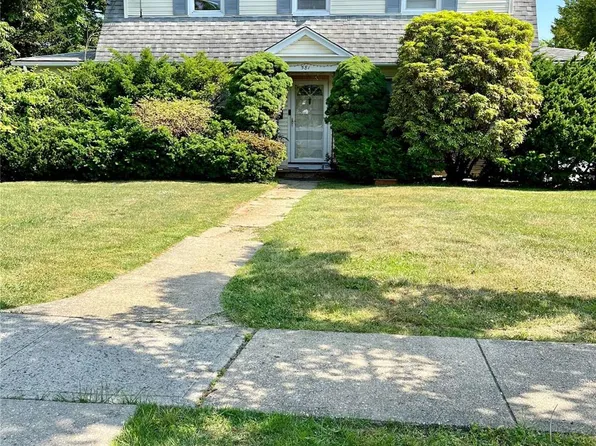 581 Grimm Place, Baldwin, NY 11510