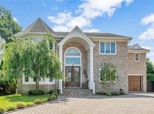 9 Apple Ct, Eastchester, NY 10709